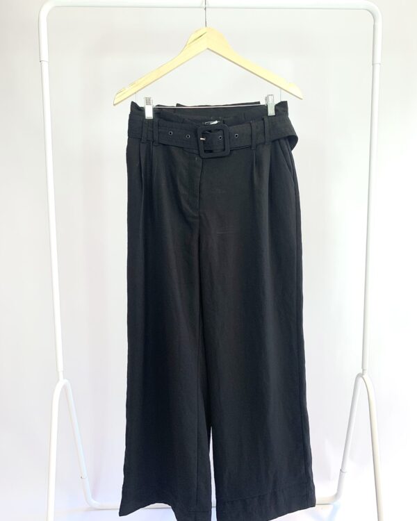 Calça pantalona preta com cinto e babado cós SHOULDER - 38 - VENDIDO SISTEMA OTTO