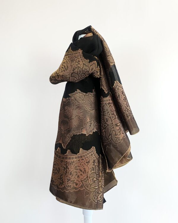 Lenço preto com dourado estampado - VENDIDO SISTEMA OTO