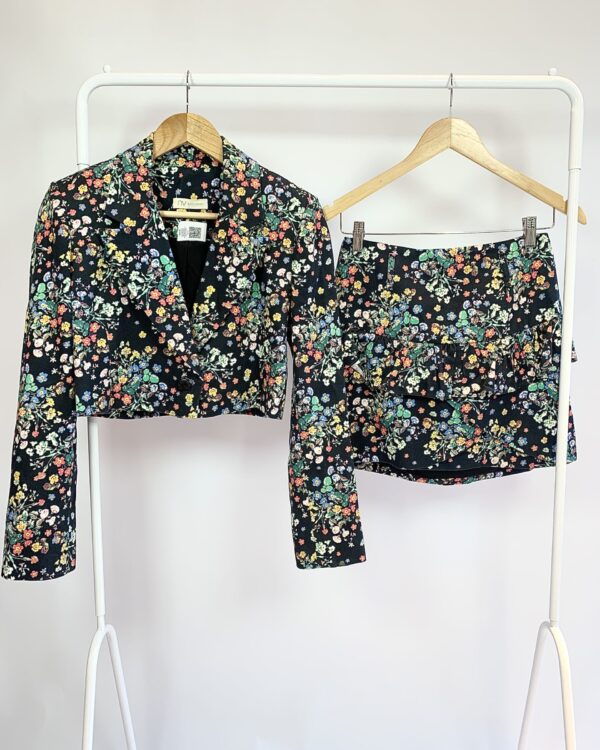 Conjunto blazer cropped e saia sarja babados preta estampa floral colorido NV - P