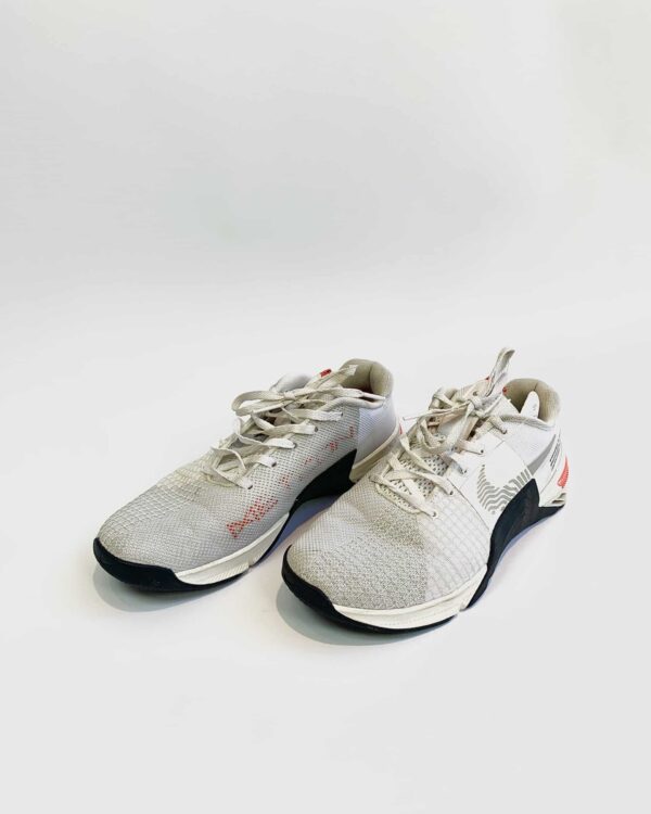 Tênis branco com detalhes laranja METCON - 39 - VENDIDO SIST OTO