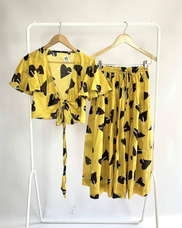 Conjunto cropped transpassado e saia midi pregas amarela estampa coração preto EVA - 36 - VENDIDO SISTEMA OTO