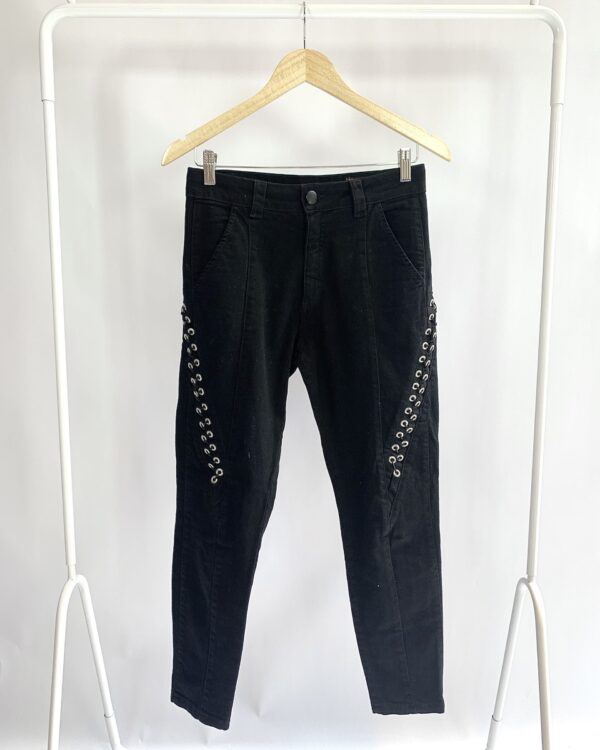 Calça sarja preta detalhe ilhós e cadarço lateral BOBÔ - 38 - VENDIDO SISTEMA OTO