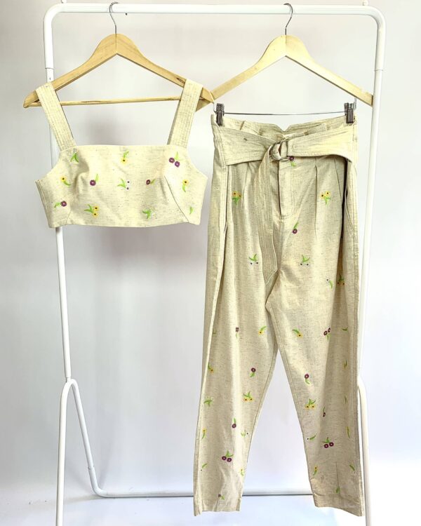Conjunto cropped e calça bege bordado floral SKAZI - P - VENDIDO SISTEMA OTO