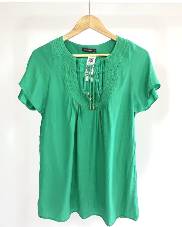 Blusa seda verde detalhe no decote A.BRAND - 42 - VENDIDO SISTEMA OTO