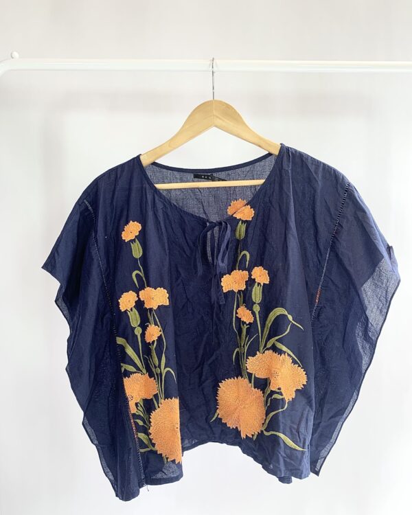 Bata azul marinho bordado flores laranja CANTÃO - P - VENDIDO SISTEMA OTO