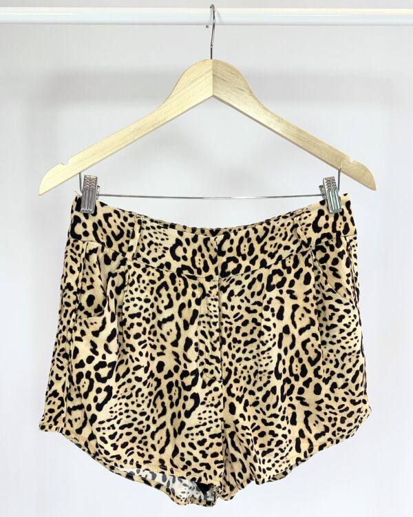 Short crepe oncinha VIX - M - VENDIDO SISTEMA OTO