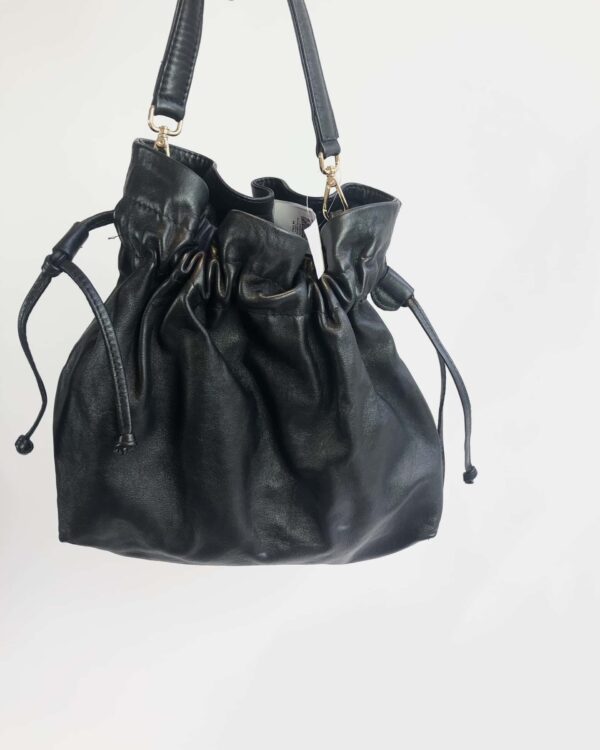 Bolsa saco preta couro