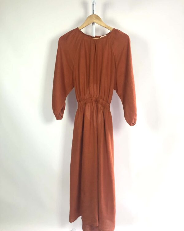 Vestido midi linho com abertura nas costas terracota ELIZA CONDE - P - VENDIDO SISTEMA OTO