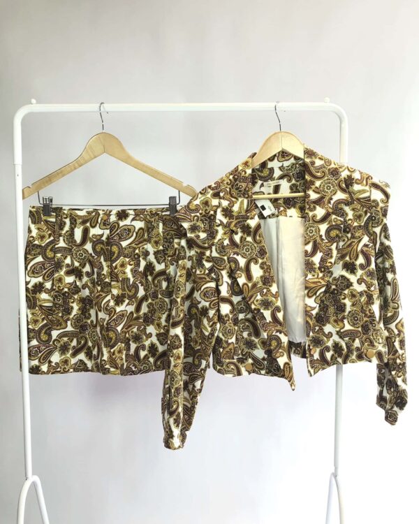 Conjunto saia e blazer curto com estamp URBAN CHIC - G - VENDIDO SIST OTO