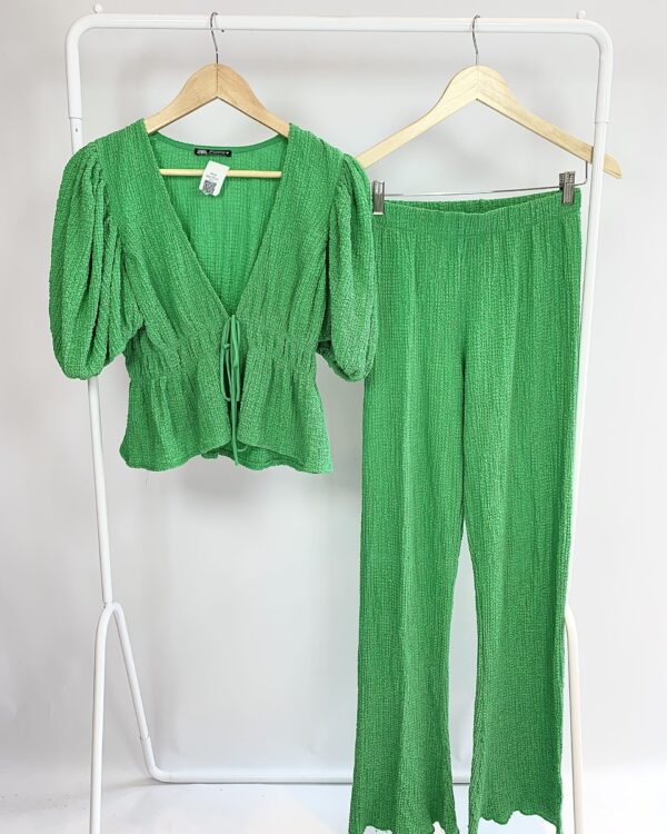 Conjunto verde calça e blusa textura ZARA - P