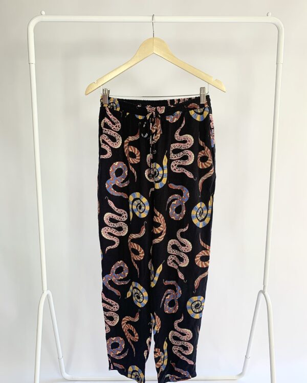 Calça preta estampa cobras FARM - M - VENDIDO SISTEMA OTO