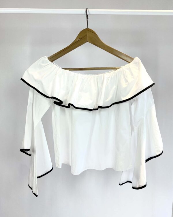 Blusa branca com detalhe preto ZARA - M - VENDIDO SISTEMA OTO