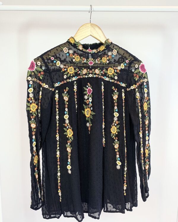 Bata preta com flores bodardas ZARA-P - VENDIDO SIST OTO