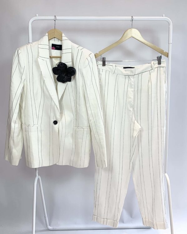 Blazer alfaiataria branco com listras pretas EVA- 40
