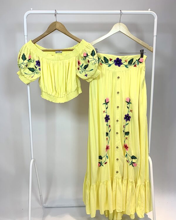 Conjunto cropped e saia amarelo com flores bordados ANNE FERNANDES - P - VENDIDO SISTEMA OTTO
