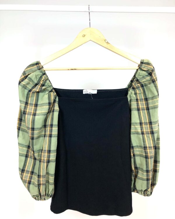 Blusa preta com estamp quadriculada na manga NK - M - VENDIDO SISTEMA OTO