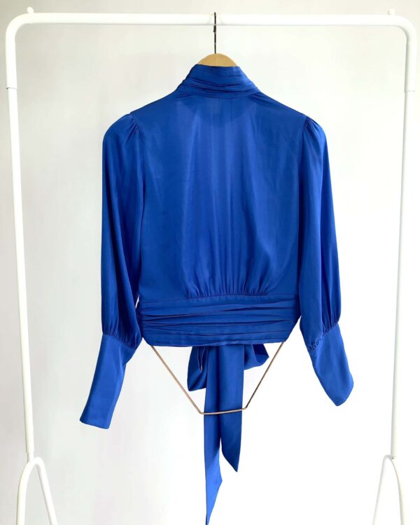 Blusa acetinada  azul aberta nas costas LITT - 38