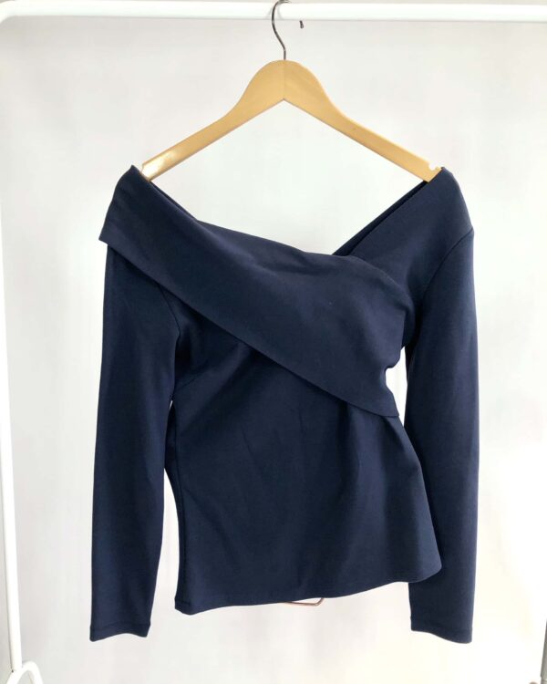 Blusa manga longa azul marinho com decote assimétrico A.BRAND - M