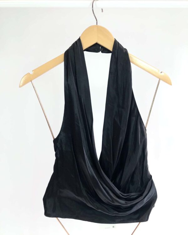 Blusa frente única acetinada decote degagê preta ZARA - PP *nunca usada*