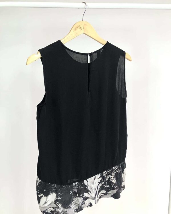 Blusa de seda preta com detalhe cinza DONA COISA - 38 - VENDIDO SISTEMA OTTO