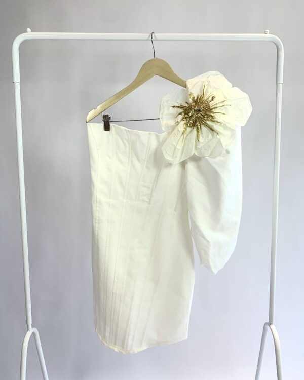 Vestido off white adereço flor detalhe dourado LANÇA PERFUME - P