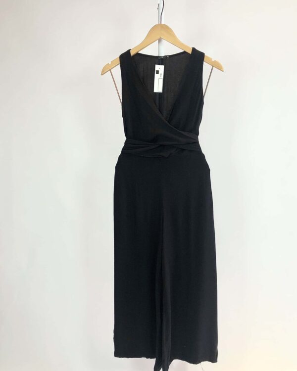 Macacão pantacourt preto decote transpassado LOJA 3 - PP - VENDIDO SISTEMA OTO