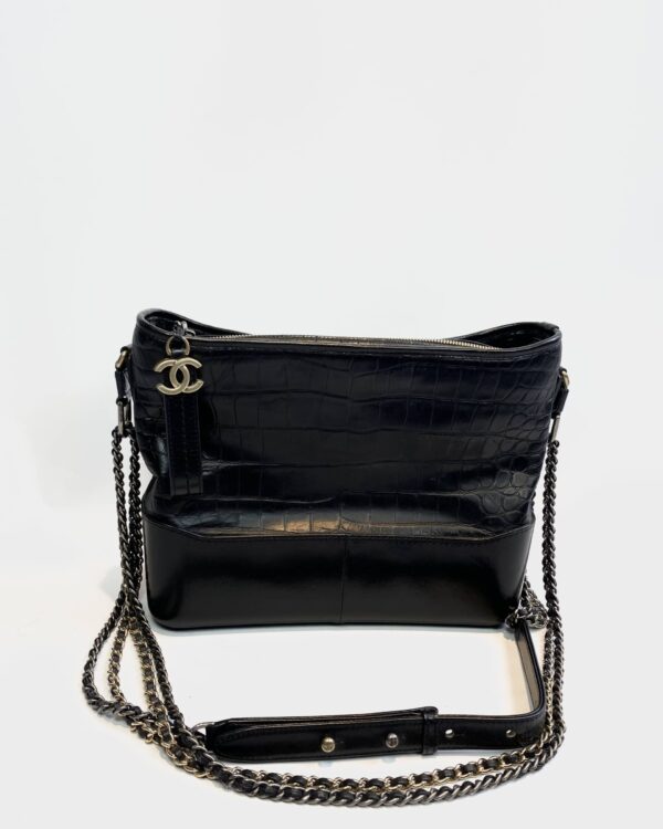 Bolsa preta com correntes CHANEL (devolvida)