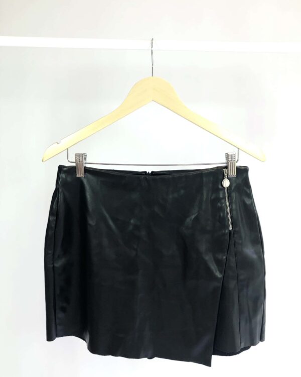 Short saia preta couro P.U ZARA - G - VENDIDO SISTEMA OTO
