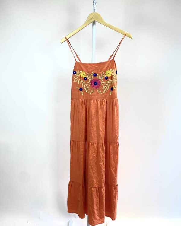 Vestido midi laranja bordado no busto - M