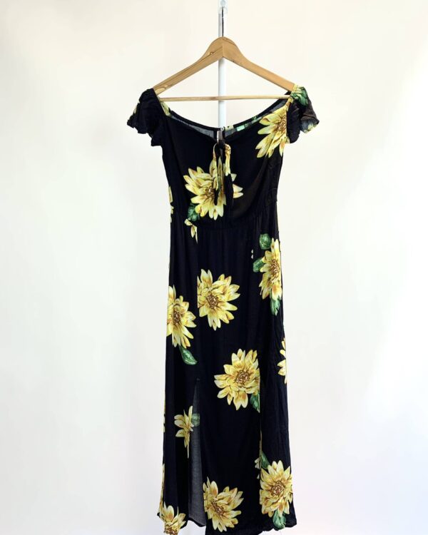 Vestido midi preto com estampa flor amarela FARM - P - VENDIDO SISTEMA OTO