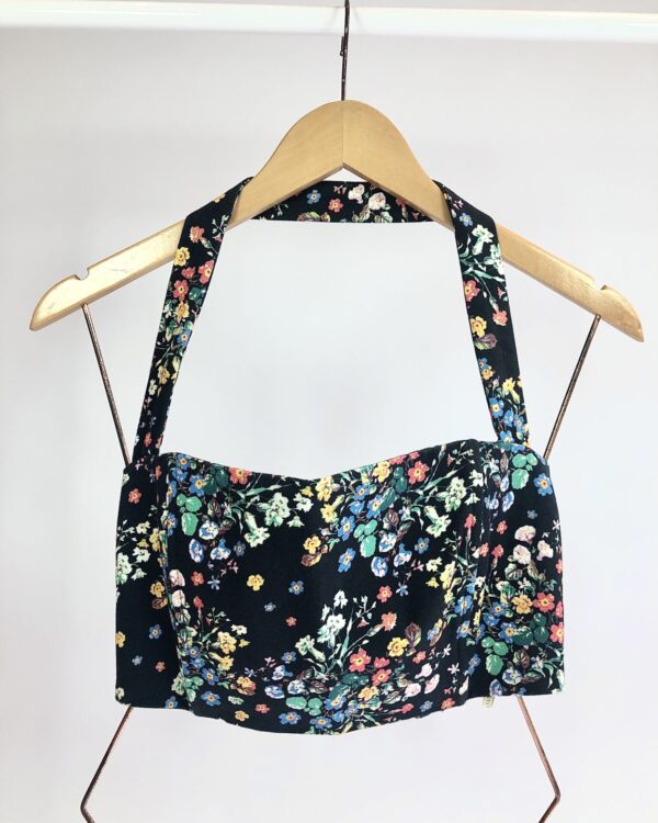 Cropped preto com estamp flores NV - M - VENDIDO SISTEMA OTO