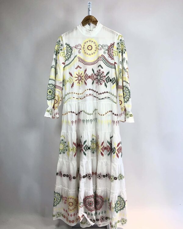 Vestido longo branco com bordado colorido ZARA - P