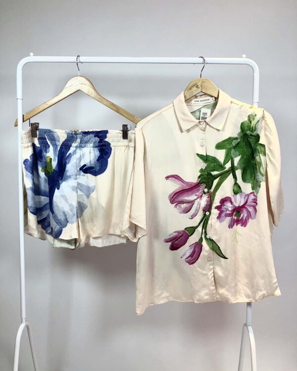 Conjunto camisa e short bege com estamp colorida CRIS BARROS - 44 *coleção atual*