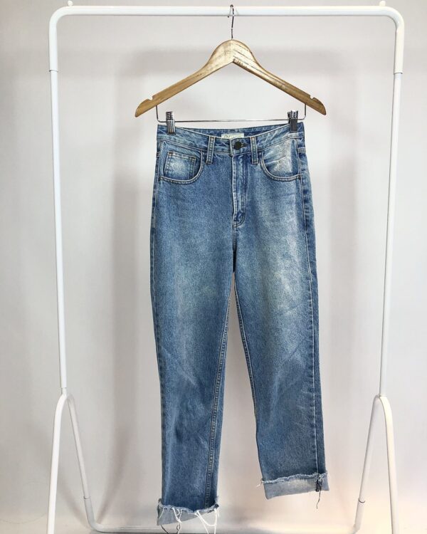 Calça jeans lavagem clara defiada na barra NV - 34 - VENDIDO SISTEMA OTO