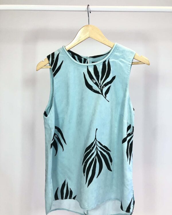 Blusa azul com estamp preta SACADA- M - VENDIDO SISTEMA OTTO