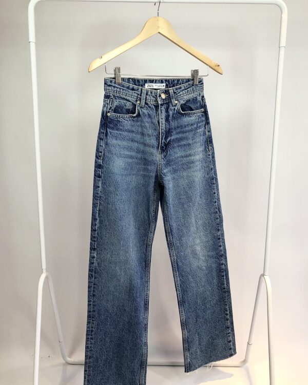 Calça jeans com desfiado na barra ZARA - P