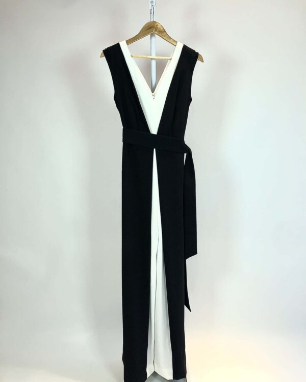 Macacão preto com detalhe branco ADOLFO DOMINGUES - M - VENDIDO SISTEMA OTO