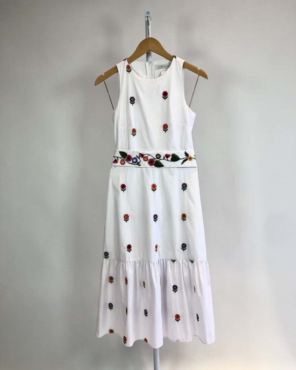 Vestido midi branco com bordado flor MARIE MERCIE - P VENDIDO SISTEMA OTTO