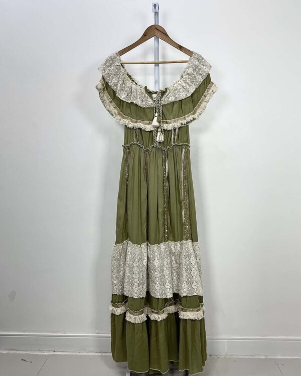 Vestido longo verde com detalhes de renda off white SIYA - ÚNICA *nunca usado* - VENDIDO SISTEMA OTO