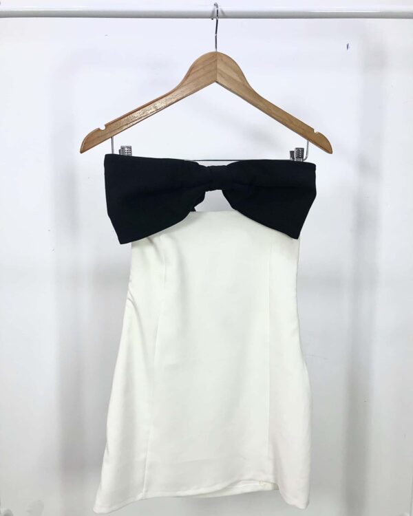 Vestido curto branco com laço preto ZARA - P VENDIDO SISTEMA OTO