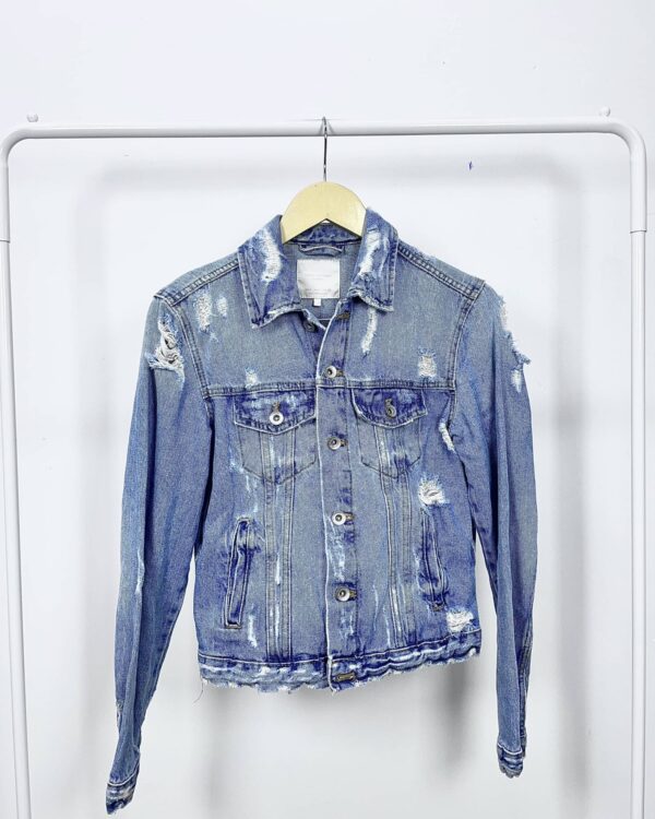 Jaqueta jeans com detalhs rasgados ZARA - M - VENDIDO SISTEMA OTO