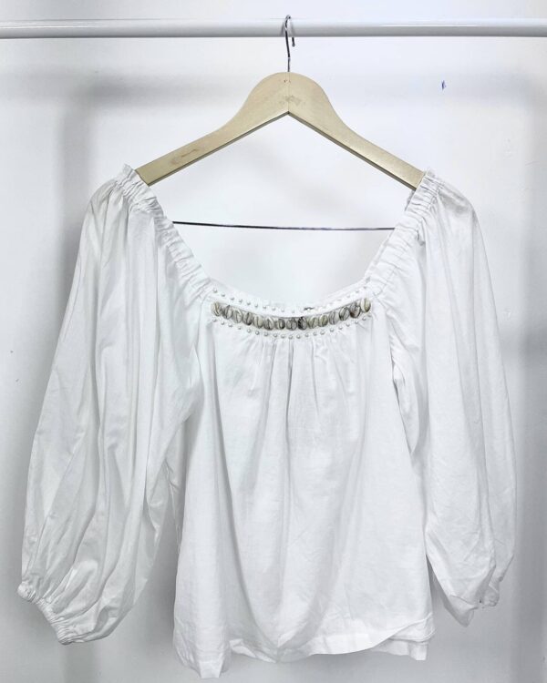Blusa branca com detalhes de concha LINDA DE MORRER - 38 *nunca usado* - vendido sistema oto