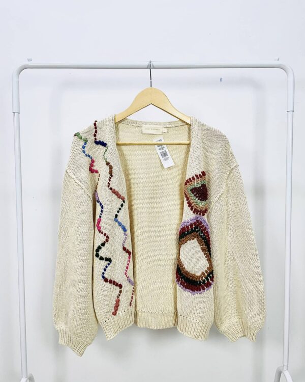 Casaqueto bege tricot com bordados CRIS BARROS - P