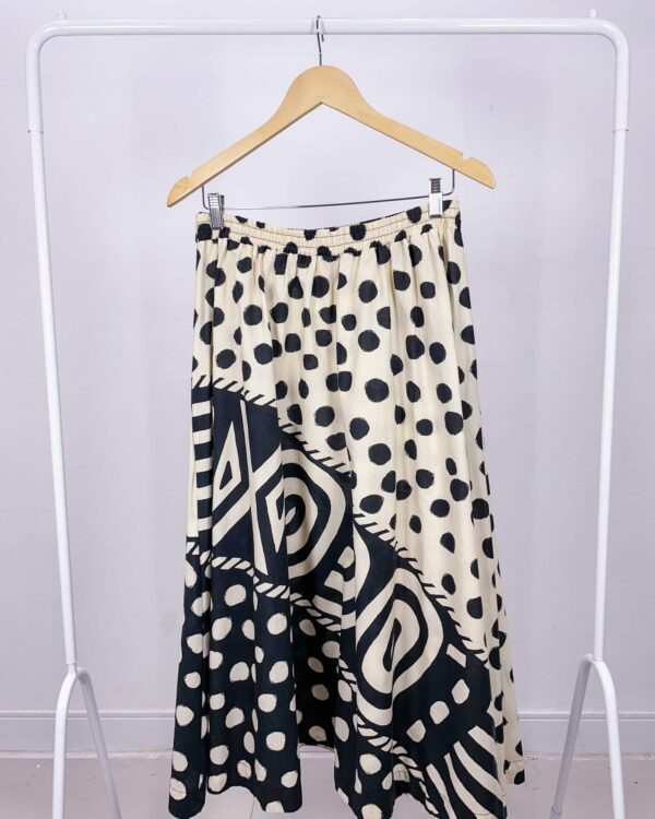 Saia midi off white com estamp preta FARM - M