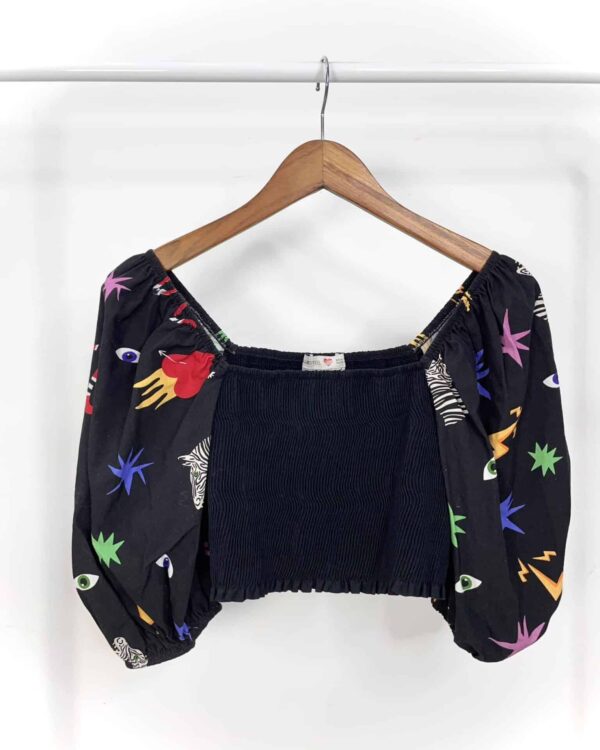 Cropped manga bufante estampado BLUESTEEL + CHICA CAPETO - M - VENDIDO SISTEMA OTO