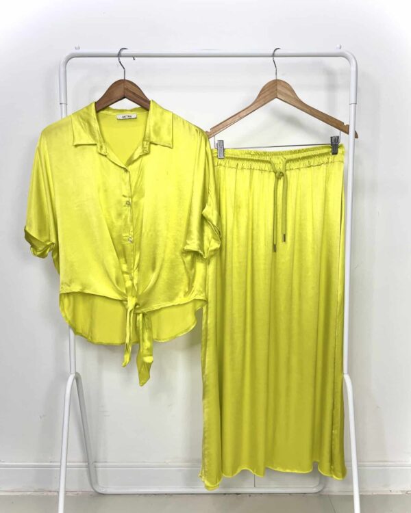 Conjunto cetim camisa manga curta e saia midi  verde lima ANYMA - M