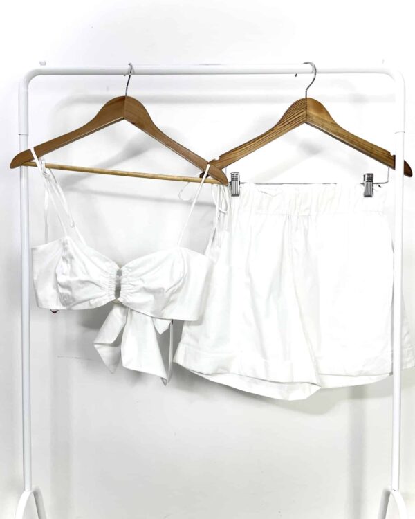 Conjunto short e cropped branca ESC - M *nunca usado* - VENDIDO SISTEMA OTO