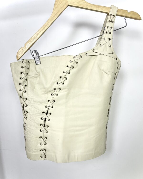 Blusa couro bege um ombro detalhe amarração BOB STORE - P - VENDIDO SISTEMA OTO