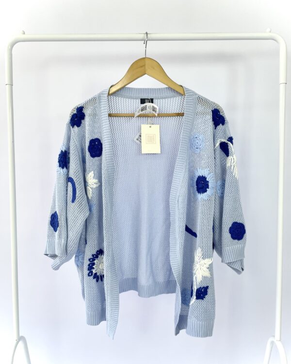 Cardigan azul com bordados MILÁ - G *nunca usada* - VENDIDO SIST OTO
