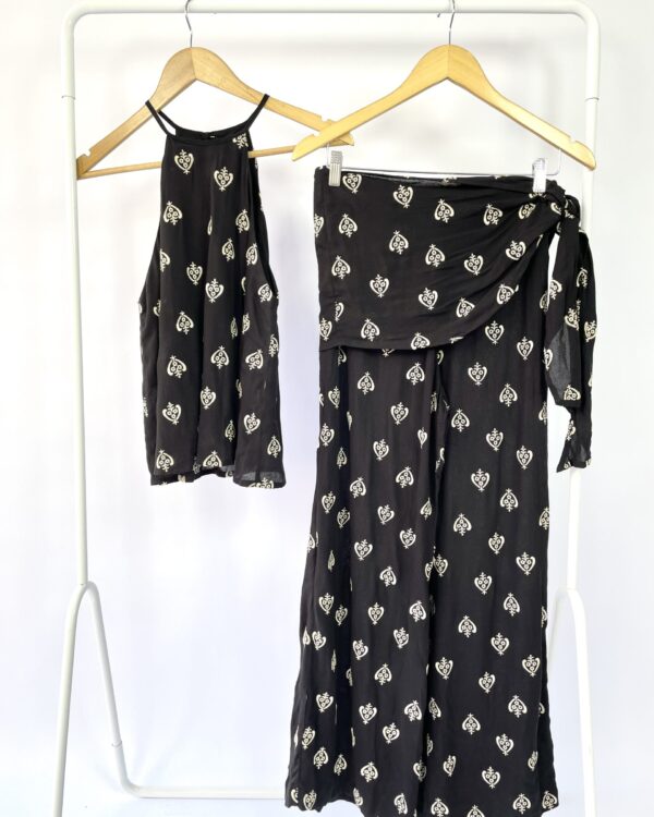 Conjunto blusa e calça preta com bordados bege IDEOLOGIC - P *nunca usada* - VENDIDO SIST OTO